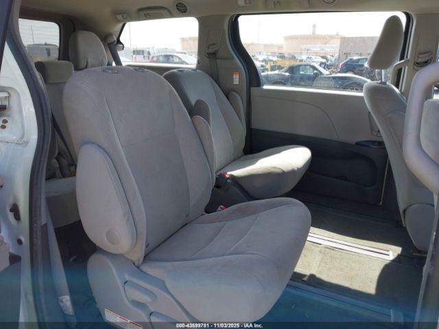 Toyota Sienna L 7 Passenger Image 6