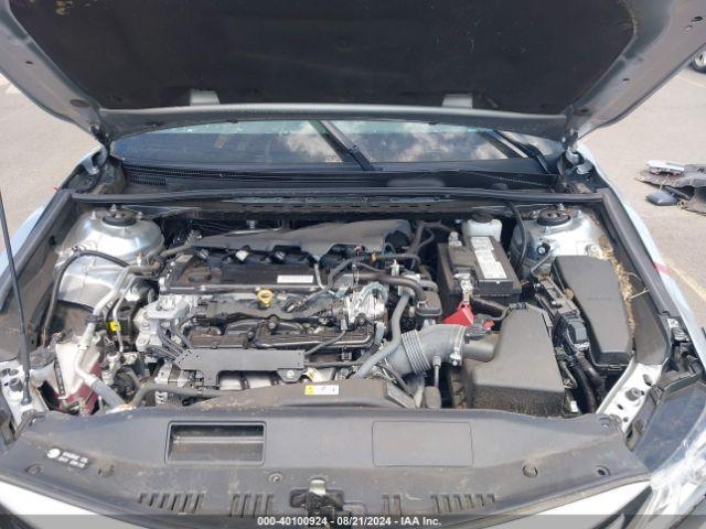 Toyota Camry Le Image 6