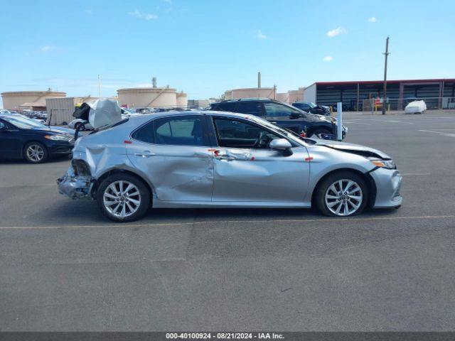 Toyota Camry Le Image 11