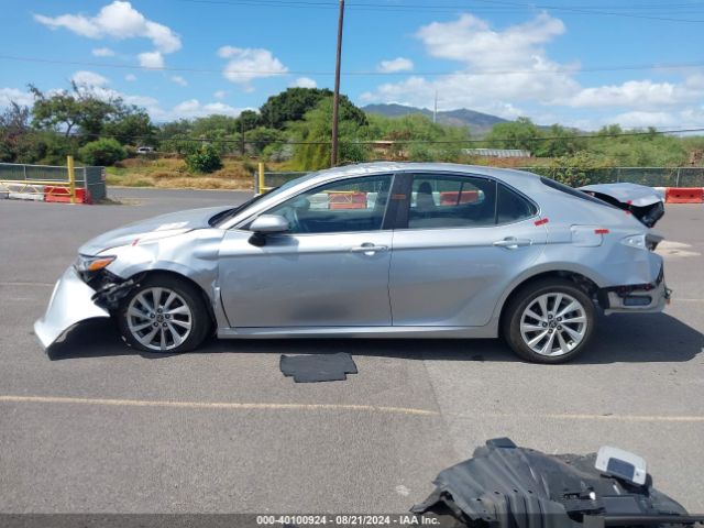 Toyota Camry Le Image 4